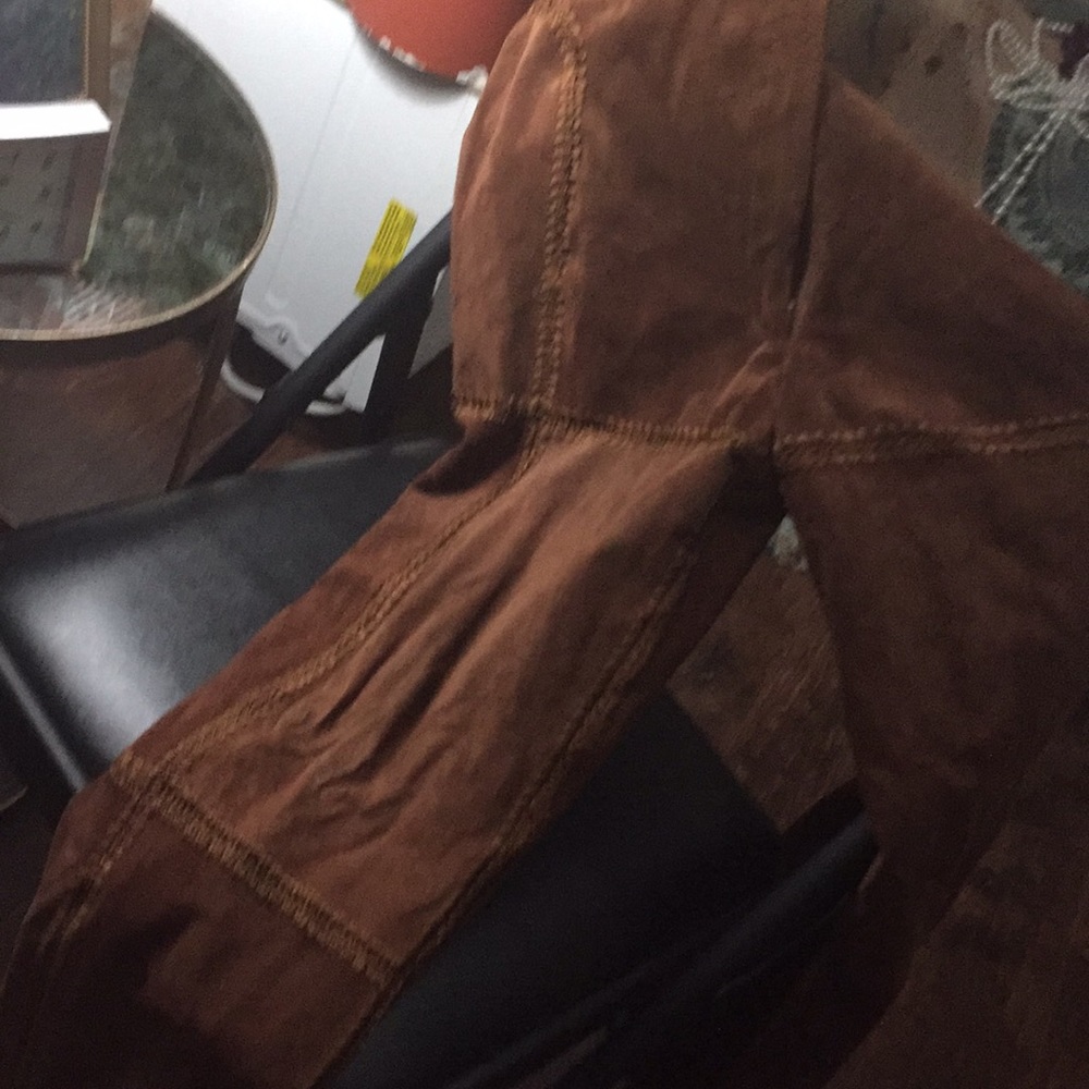 Suede pant with stitching around.